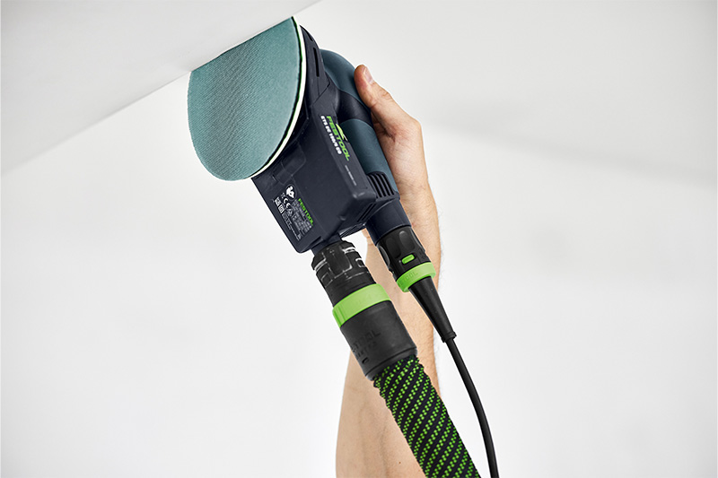 Narożnik jest szlifowany za pomocą szlifierki i materiału ściernego z włókniny