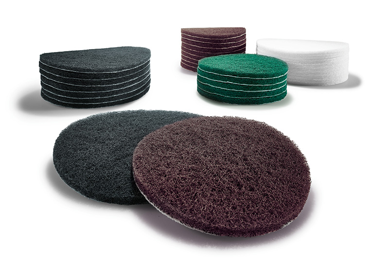 Zestawienie różnych nakładek z krążkami ściernymi z włókniny
