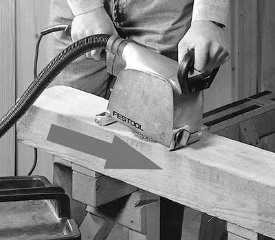 Zawsze prowadzić „RUSTOFIX“ zgodnie z kierunkiem przebiegu włókien