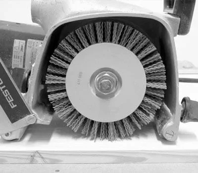 Po uzyskaniu pożądanego efektu strukturowania należy zastąpić szczotki szczotką Rustilon z włosiem z tworzywa sztucznego