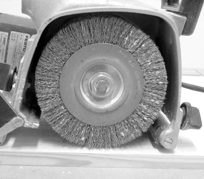 Do strukturowania należy używać szczotki Rustilon z drutu stalowego.