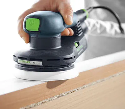 Przy szlifowaniu powierzchni fornirowanych zachodzi niebezpieczeństwo „przeszlifowania“