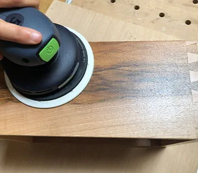 Do szlifowania pośredniego lakieru należy stosować materiały ścierne Brilliant