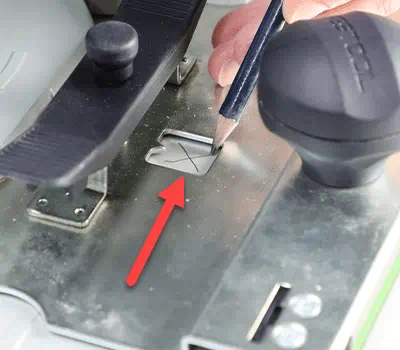 Wycięcie w płycie prowadzącej