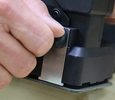 Przykręcanie ogranicznika głębokości cięcia