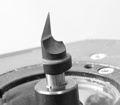 Montaż frezu w tulei zaciskowej frezarki górnowrzecionowej