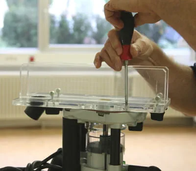 Mocowanie szablonu pomocniczego na frezarce górnowrzecionowej