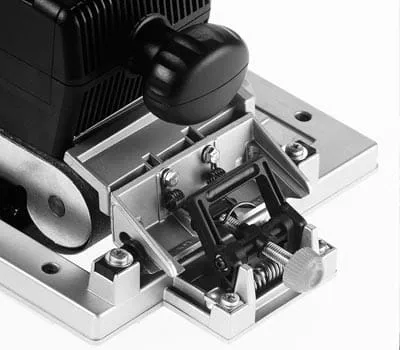 Podnoszenie szlifierki taśmowej umożliwia skontrolowanie już oszlifowanej powierzchni