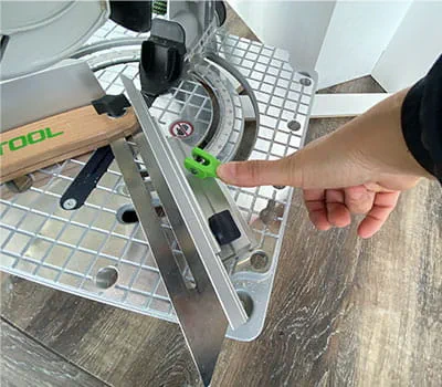 Dostosowanie kąta za pomocą kątownika nastawnego