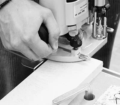 Zagłębić frez w elemencie obrabianym