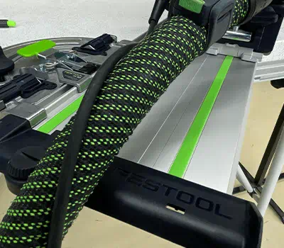 Zagłębiarka z szyną prowadzącą