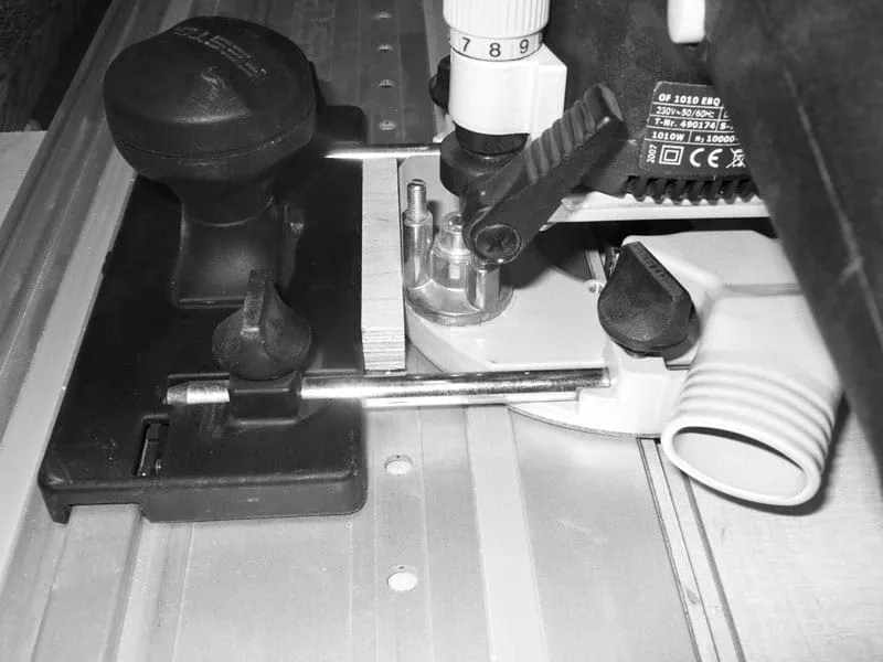 Mocowanie szyny prowadzącej przy użyciu ścisków śrubowych