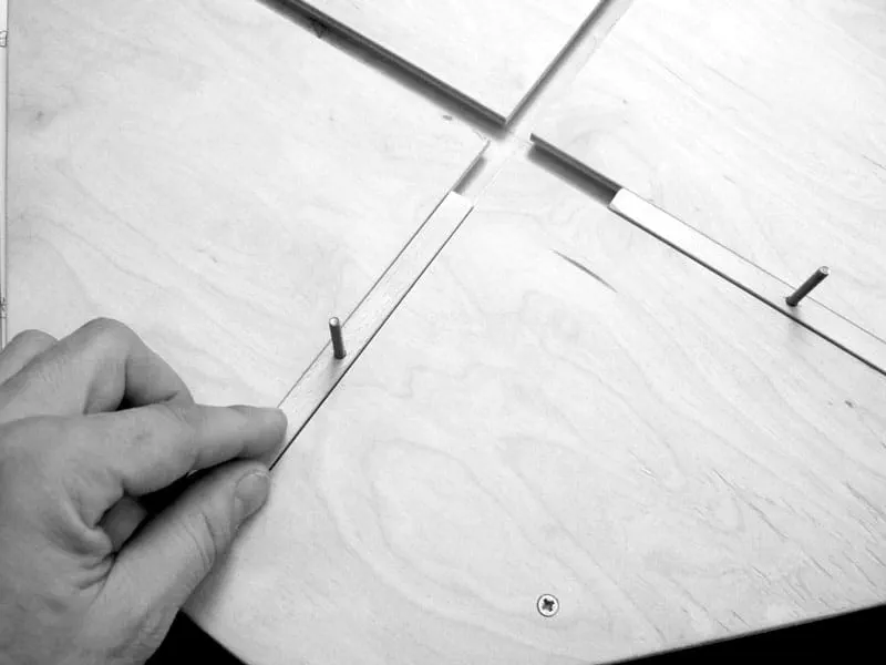 Wsuwanie listew prowadzących we wpusty