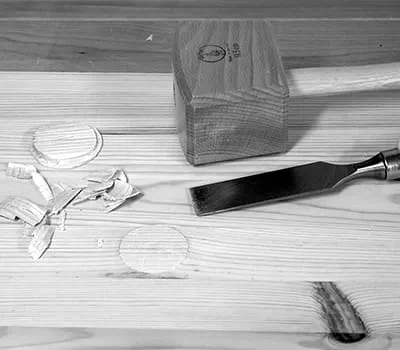 Nadmiar materiału usunąć dłutem stolarskim