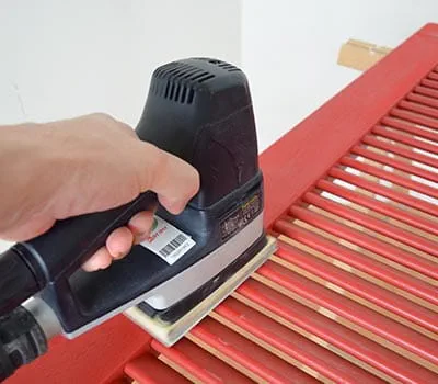 Zamontować standardową stopę szlifierską na szlifierce linearnej