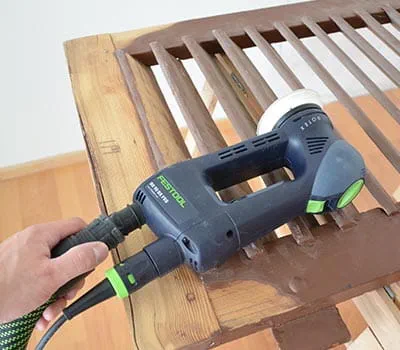 Silnie uszkodzona powłoka lakieru na ramie musi być czasami zeszlifowana aż do powierzchni drewna.