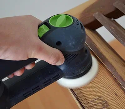 Po ustawieniu szlifowania zgrubnego można szybko zeszlifować uszkodzony lakier.