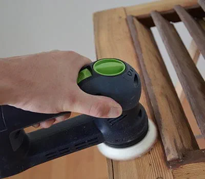 Następnie powierzchnię przygotowuje się do ponownego lakierowania.