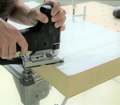 Wykonać wycięcie przy umiarkowanej prędkości posuwu w płycie warstwowej