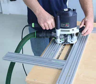 Prowadzenie frezarki górnowrzecionowej w kierunku zgodnym z ruchem wskazówek zegara