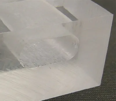 Przezroczysta krawędź z pleksiglasu