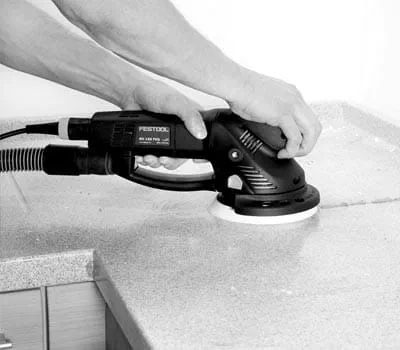 Zeszlifowywanie zgrubne miejsc klejenia oraz nadmiaru materiału