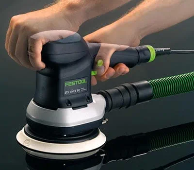 Prędkość obrotową ustawić na stopień 3 – 4. Przesuwać maszynę po powierzchni drewna bez wywierania nacisku, powolnym ruchem.