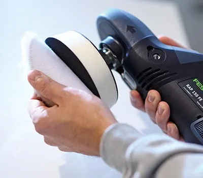 Założyć futerko jagnięce na polerkę rotacyjną.