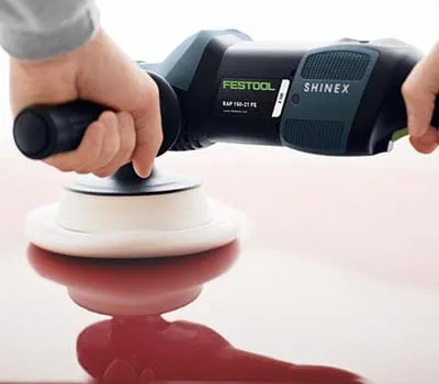 W przypadku bardzo wrażliwych kolorów konieczne może być kontynuowanie pracy aż do osiągnięcia pożądanego połysku.