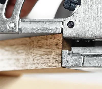 Zaznaczyć miejsce, gdzie ma powstać drugi otwór lub poprowadzić maszynę od zewnątrz w kierunku wierzchołka skosu