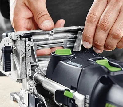 Ustawić wysokość frezowania analogicznie do grubości obrabianego elementu