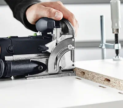 Frezowanie otworów na łączniki w środkowej półce