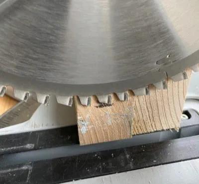 Ustawianie ogranicznika głębokości cięcia: 