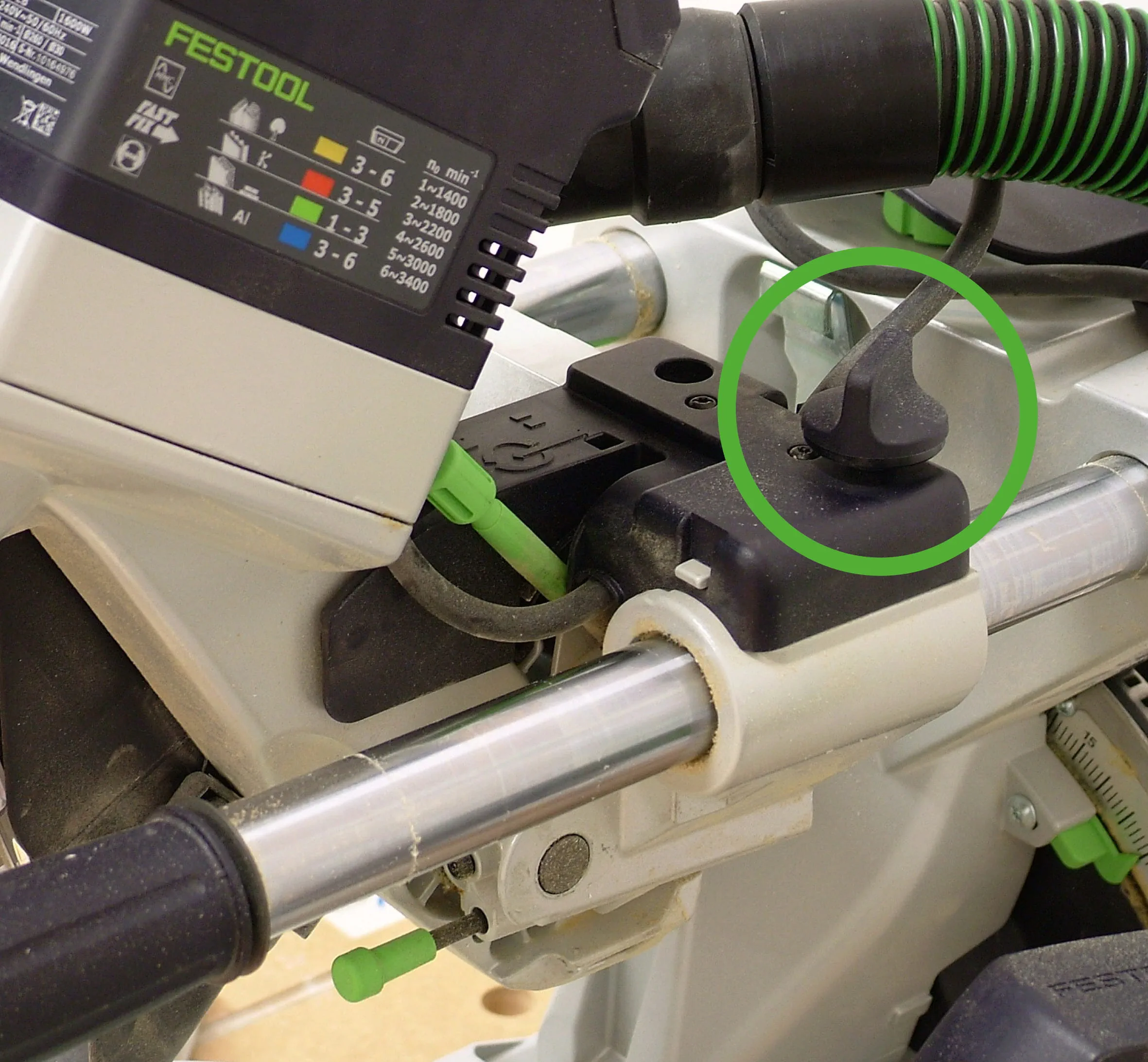 Otwarcie zacisku urządzenia cięgłowego