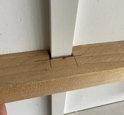 Po zakończeniu pracy można zamontować gotową listwę ramową.  