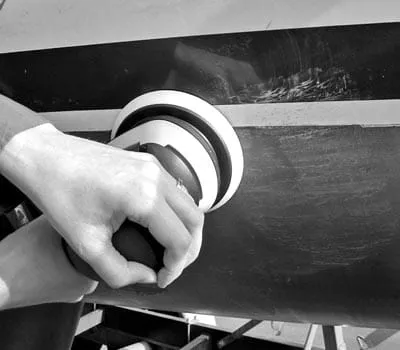 Szlifowanie powłoki Gelcoat w przypadku głębokich rys i uszkodzeń 