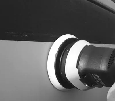 Szlifowanie powłoki Gelcoat w przypadku drobniejszych rys jako przygotowanie do polerowania.