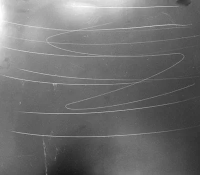 Przed przystąpieniem do szlifowania i polerowania powłoki Gelcoat należy dokładnie oczyścić powierzchnię