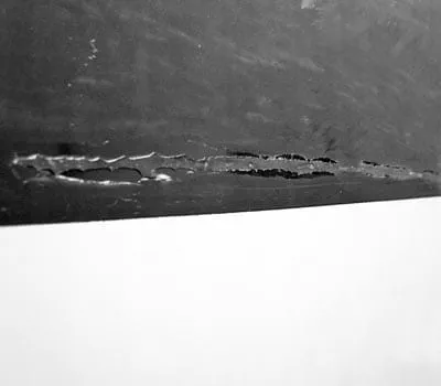 Zadrapań, które przechodzą przez całą warstwę Gelcoat, nie można naprawić samym szlifowaniem i polerowaniem.