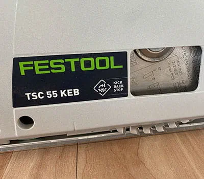 Przykładanie ręcznej pilarki tarczowej