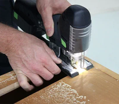 Wykonywanie wycięć przy użyciu wyrzynarki