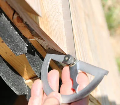 Przykładanie ręcznej pilarki tarczowej