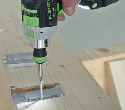 Montaż łączników za pomocą śrub