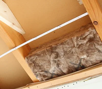 Mierzenie szerokości między krokwiami