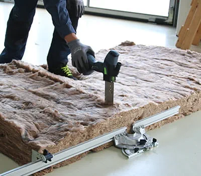 Cięcie izolacji pomiędzy krokwiami