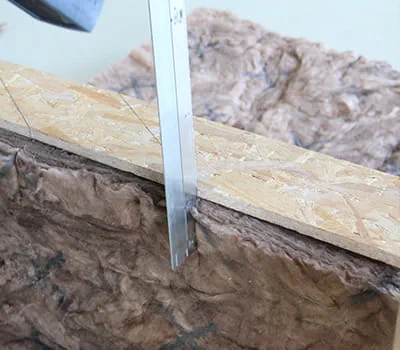 Przyłożyć szablony i naciąć izolację pomiędzy krokwiami