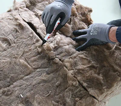 Przenieść oznaczenia na obie połowy materiału izolacyjnego