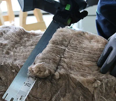 Cięcie izolacji pomiędzy krokwiami