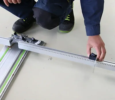 Ustawić szerokość na przykładnicy kątowej