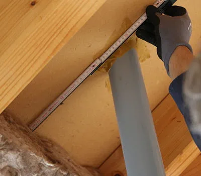 Zmierzyć pozostałą odległość do środka rury